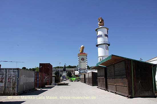 Auch die kleinen Hütten werden dieser Tage aufgestellt vor den Zelten (©Foto. Marikka-Laila Maisel)